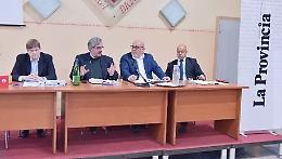 La politica che appassiona, folla all'incontro tra i candidati