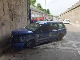 Incidente nel sottopasso, auto distrutta