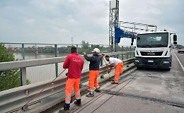 Ponte ancora in attesa del collaudo, tiraggio dei cavi per aumentare la portanza