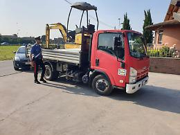 Inseguimento di camion rubato, i ladri si dileguano nella notte