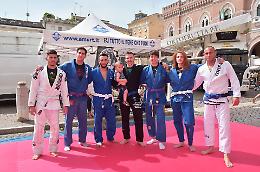 FOTO Esibizione di Brazilian Jiujitsu del team Budoclan al mercato di Casalmaggiore