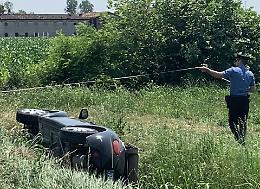 Vola fuori strada, auto ribaltata: 37enne salva