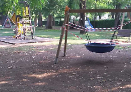 Campo di Marte,  altalena e scivolo inutilizzabili