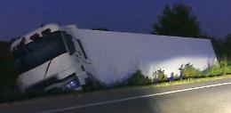Camion fuori strada: autista illeso, senso unico alternato in tangenziale