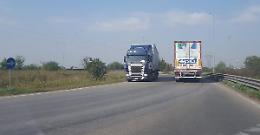 Paura, camion contromano alla rotonda di Cavatigozzi