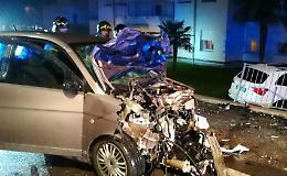 Frontale nel ritorno a casa: grave la madre, sollievo per i figli