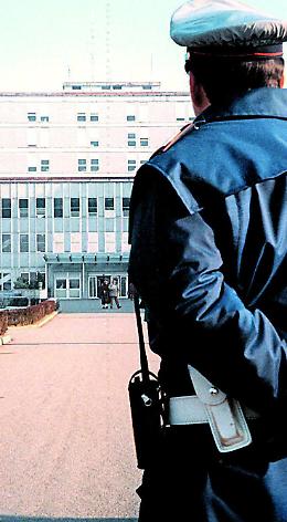 All'Ospedale addio alle guardie, solo vigilanti privati