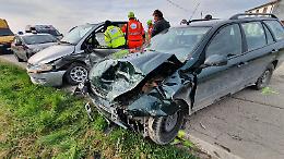 Scontro violento all'incrocio, due feriti