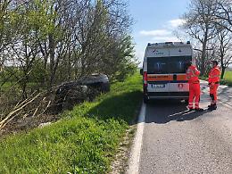 Fuori strada con l'auto, ferita una 40enne