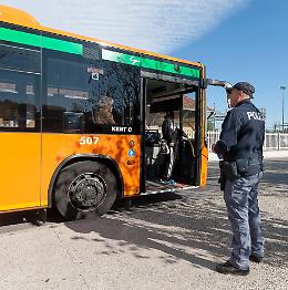 Sul bus senza guanti e con la mascherina abbassata: «parapiglia»
