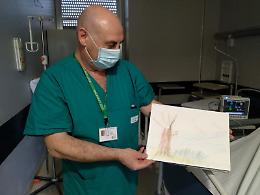 Primo intervento di chirurgia da sveglio dopo il Covid: il paziente dipinge in sala operatoria