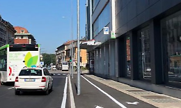 Via Dante,  palo della luce sulla ciclabile