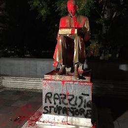 A Milano vernice e insulti sulla statua di Montanelli