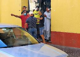 Lite, urla e cocci di vetro sulle auto