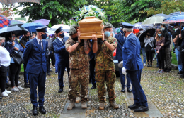 I par&agrave; della Folgore per l'ultimo viaggio di Emanuele Vetere