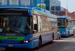 Pugno all'autista di un pullman, caccia all'aggressore