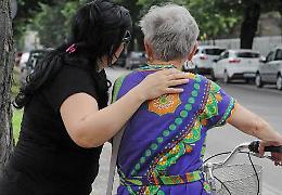 Abbracciata da una giovane, via la catenina d'oro