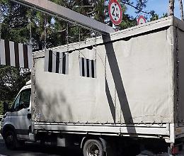 Ponte di via Cadorna, un altro camion incastrato