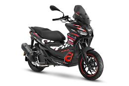 Aprilia, debutta la "grintosa" SR GT Replica 2025