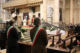 Palloncini e striscioni per l'ultimo saluto a Daniele