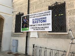 Bastoni azzurro all'Europeo di calcio, striscione sul municipio