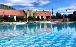 Raid dei vandali in piscina, ripresi dalle telecamere di sorveglianza