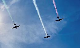 Dal cielo pioggia di volantini per il Day Hospital Oncologico