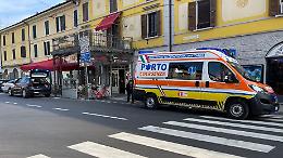 Paura per una ciclista 75enne investita da un'auto
