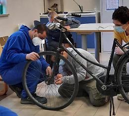 Inclusione, restyling di bici smarrite nel laboratorio della Santa Federici