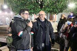 I No Vax in piazza per l'assessore allontanato dalla giunta