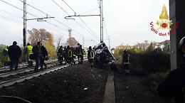 Pulmino sui binari urtato dal treno, muore un giovane