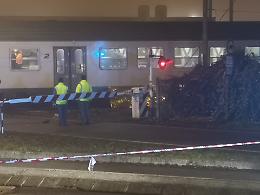 Sbarre giù ma attraversa, muore travolta dal treno