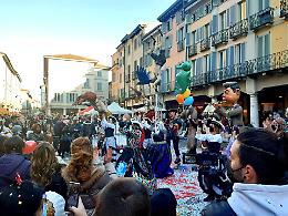 La sfilata non si fa ma i carri sono in piazza. Ed è grande folla