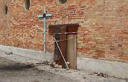 Con il Suv contro la porta d'ingresso della chiesa dei Mosi