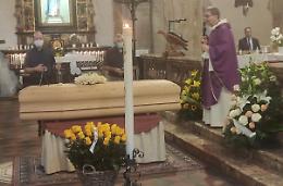 Basilica gremita per l'ultimo saluto al 41enne Filippo Fontana