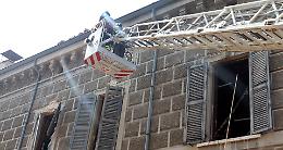 Esplosione in casa, quattro «eroi» in via Cavour