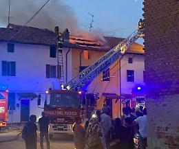 Corto circuito, a fuoco il sottotetto in un'abitazione di via Amati. Nessun ferito
