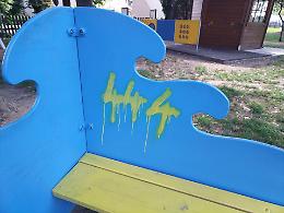 'I bravi ragazzi' nuovamente in azione, imbrattati giochi e muri al Parco Italia