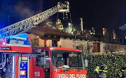A fuoco il camino, l'incendio si propaga sul tetto di una villetta
