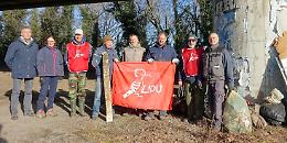 Mattinata ecologica, ripulito dai rifiuti il boschetto sotto la tangenziale nord