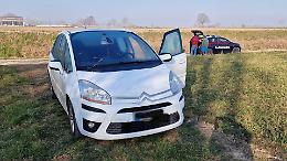 Auto nel fossato, uomo di 72 anni riverso all'interno in stato di incoscienza