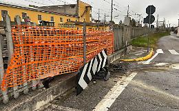 Si schianta con l'auto contro il muretto di cinta della ferrovia, paura per un 37enne