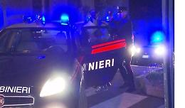 Ubriaco, importuna i clienti di un bar e aggredisce i carabinieri: arrestato