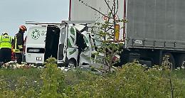 Monticelli, furgone tampona Tir: gravissimo incidente in A21