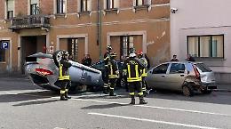 Incidente in via del Giordano, un'auto finisce ribaltata