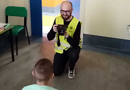 Tanti bambini della materna  con l'occhio pigro