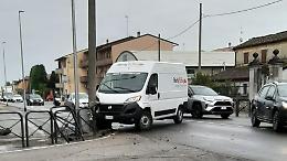 Incidente autonomo in via Giuseppina, furgone contro un palo