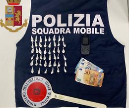 Nasconde 50 dosi di cocaina in un cespuglio, spacciatore 27enne arrestato dalla polizia