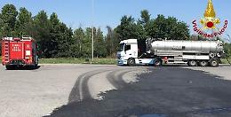 Sversamento nel parcheggio del ristorante, intervento dei vigili del fuoco