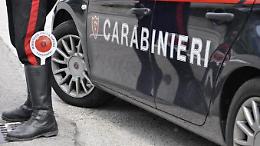 Aggredisce l'ex fidanzata, le rapina il cellulare poi si barrica in casa: arrestato